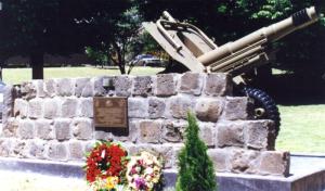 Picture of the wall and howitzer