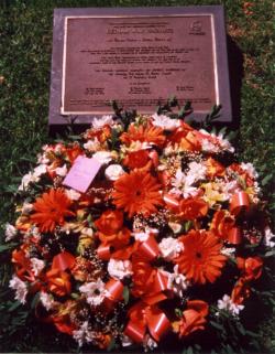 Picture of the plaque and wreath